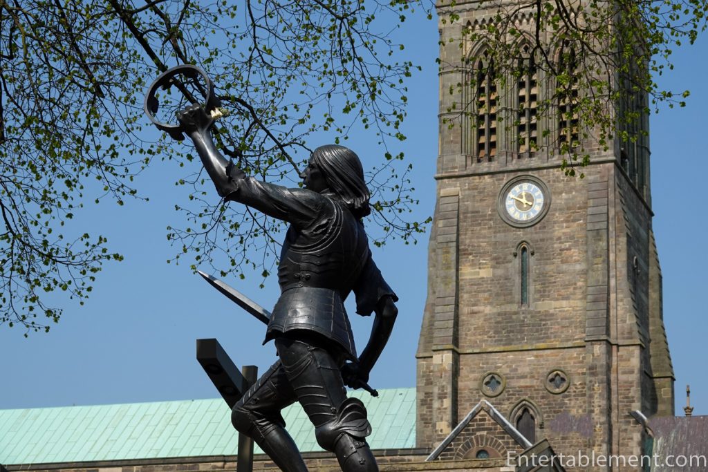 Statue of Richard III outside Leicester Cathedral