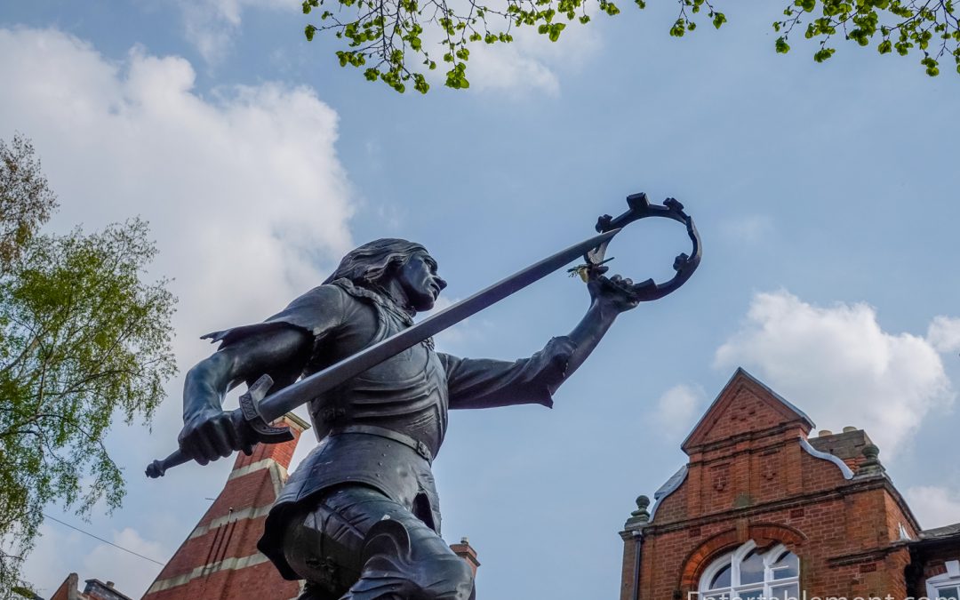 Statue of Richard III outside Leicester Cathedral